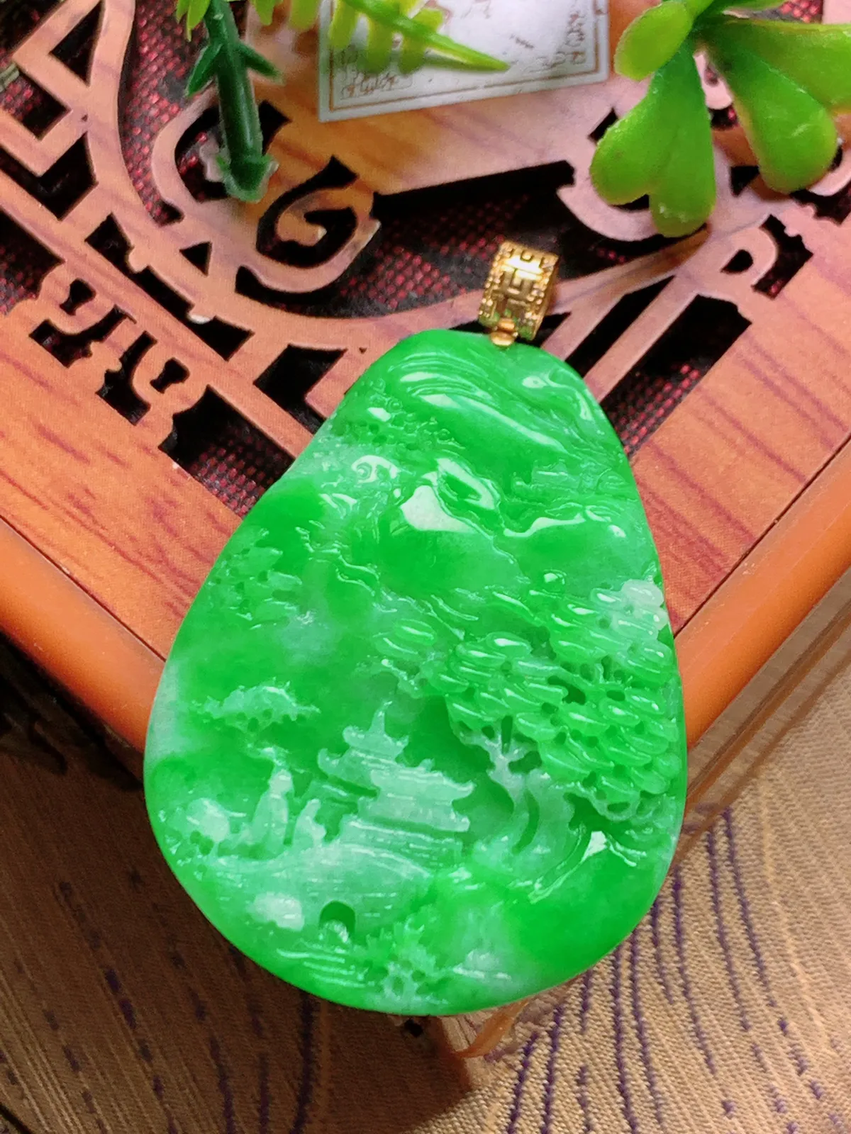 精品推荐，缅甸天然A货翡翠，18K金镶嵌飘阳绿山水牌吊坠，种水好，颜色鲜艳，玉质水润细腻，工艺精湛，佩戴效果更佳。