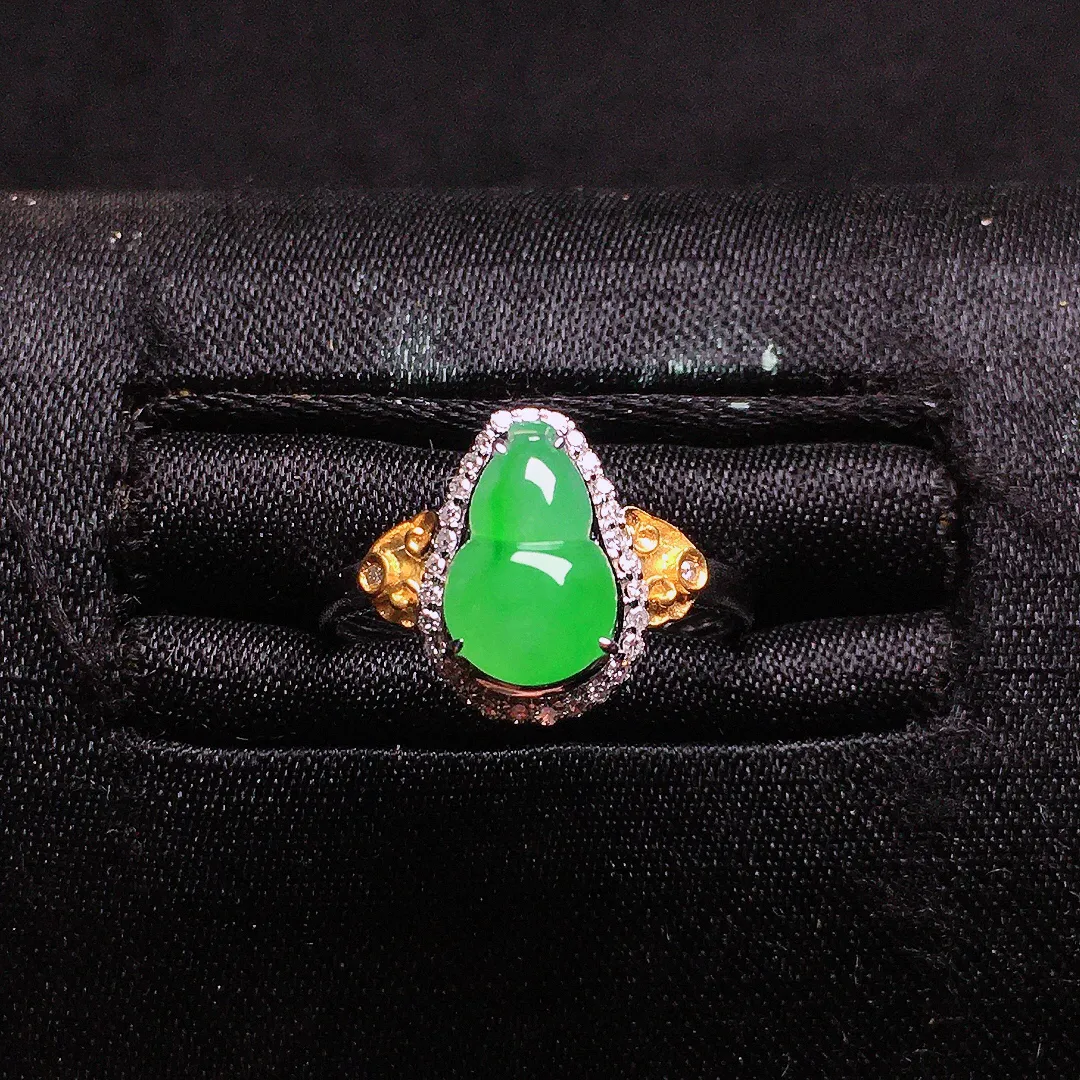 阳绿葫芦戒指，色泽均匀艳丽，玉质细腻，荧光感超
强，饱满水润，气质满满。18k
金豪华镶嵌