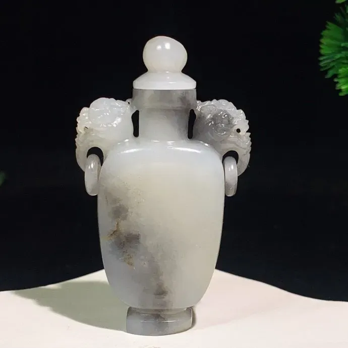 新疆籽料青花双龙守护鼻烟壶把件。 尺寸69/41/18重54克 白度一级。玉质细腻油润。手推出油。品