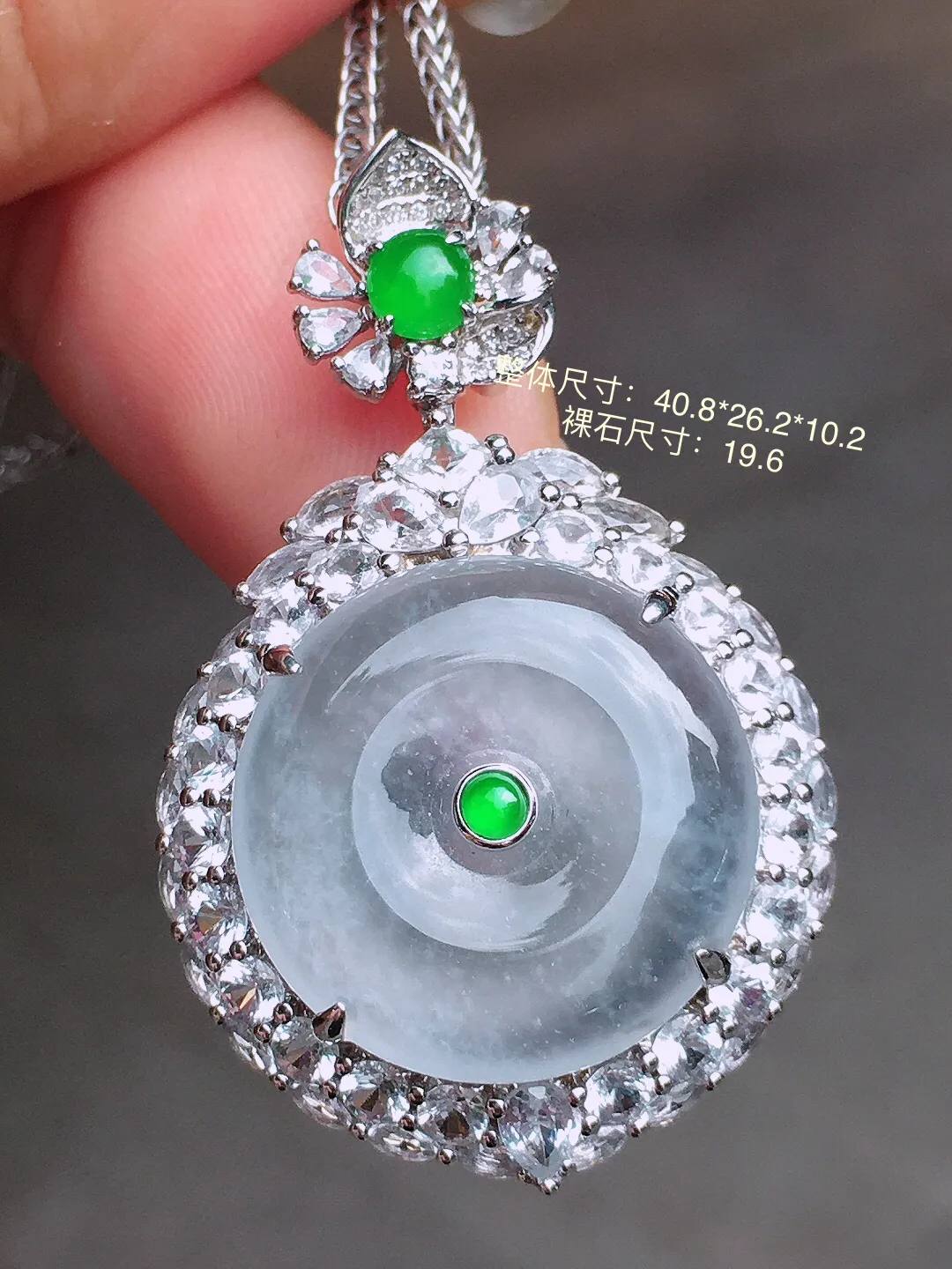 冰种平安扣吊坠，玉质细腻，荧光感超
强，饱满水润，气质满满。18k
金豪华镶嵌
