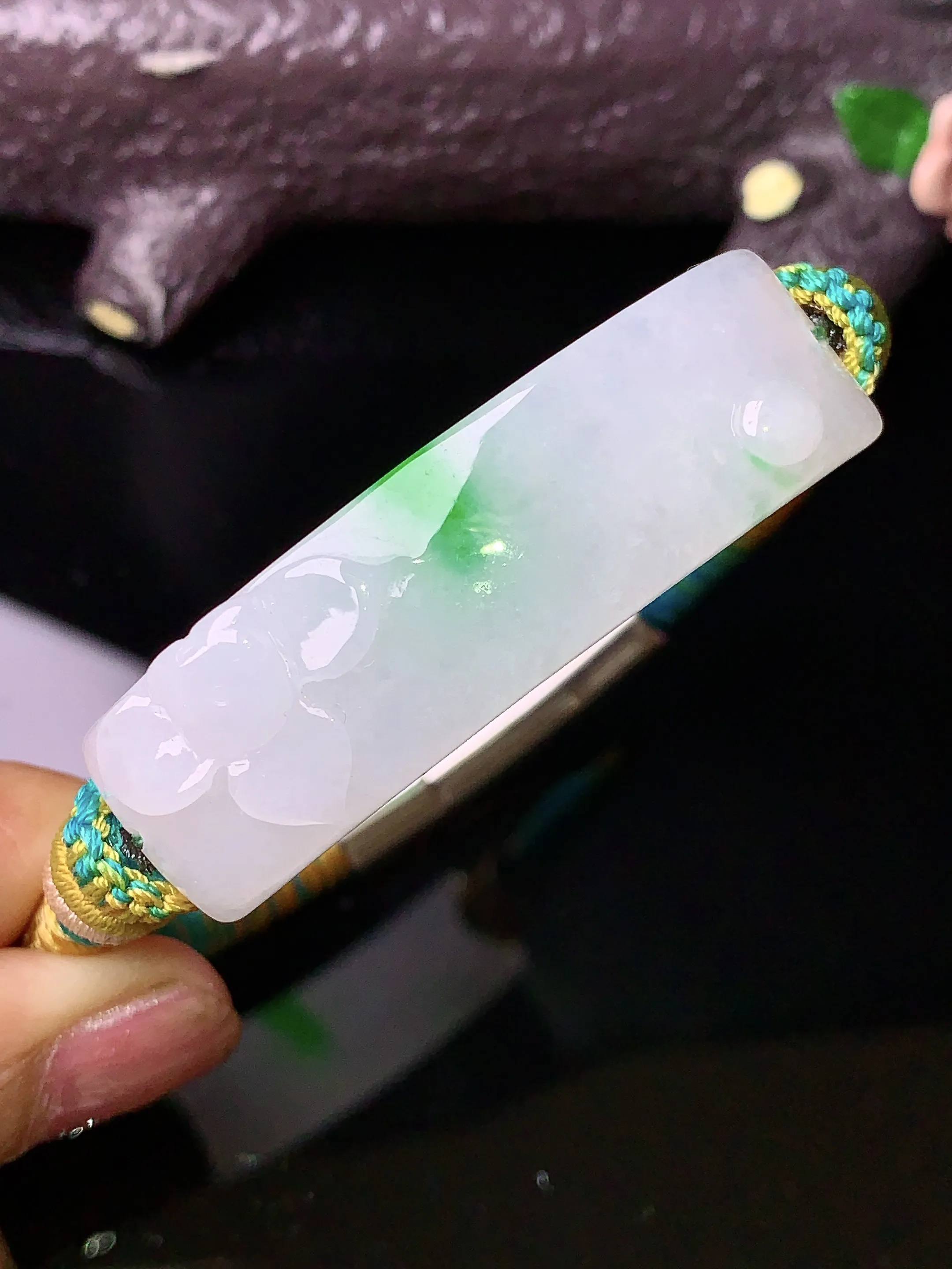 飘绿雕花弯条手链 玉质细腻 色泽清新艳丽 整体尺寸44.8*13*6.8