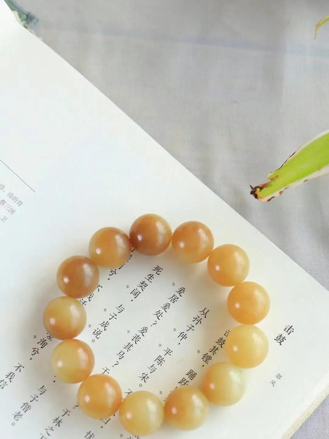 【珠圆玉润.手串】

精品和田玉糖白玉珠圆玉润手串 玉质温润细腻  整串打磨圆润，佩戴舒适。珠珠落玉盘，间关莺语花底滑，一生美好时光，无论身在何处，都有它相伴相守。事事顺遂，幸福美满，吉祥如意。重84.3克 尺寸取一16mm  FDL-4547687