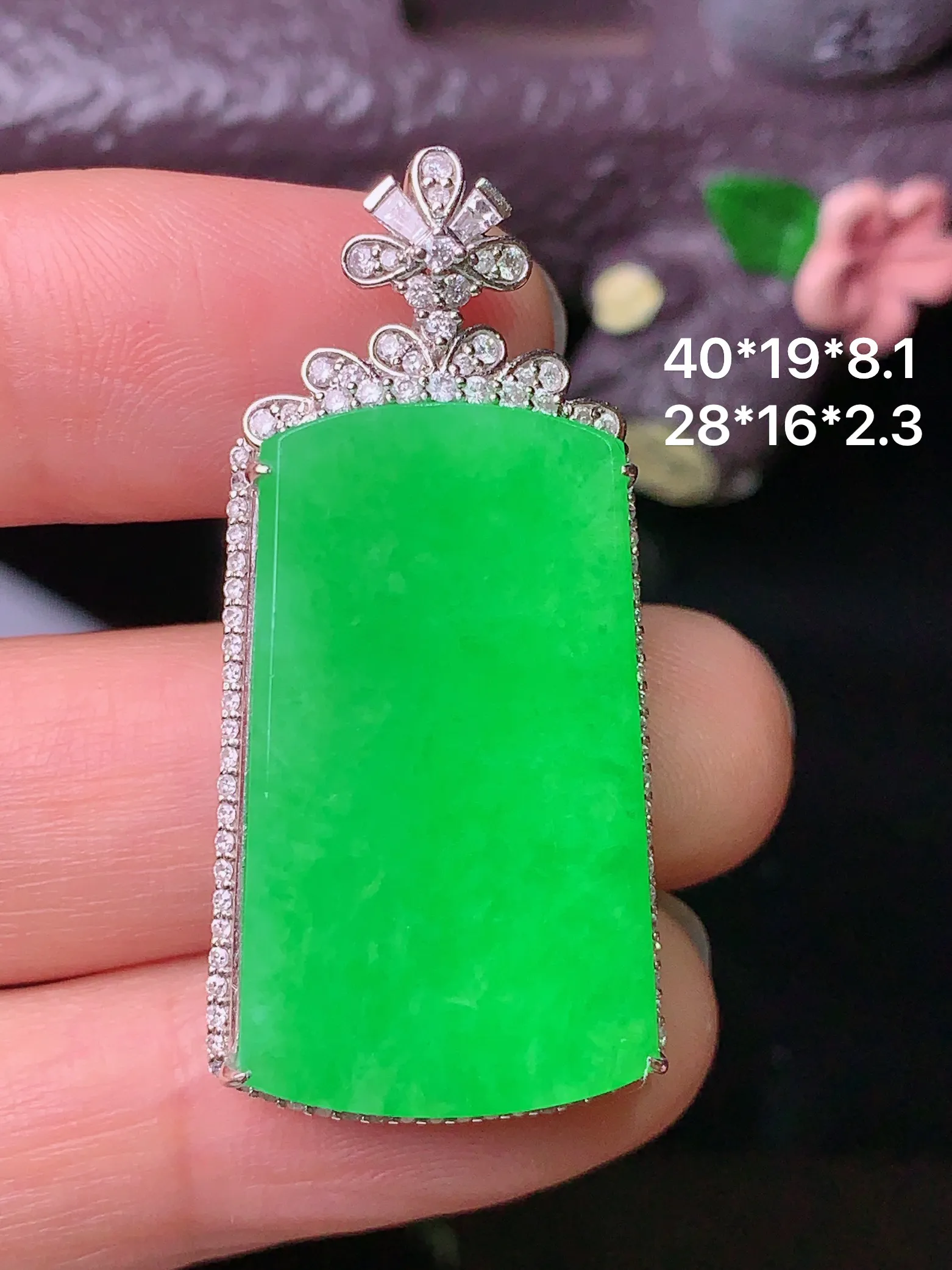 18k金钻镶嵌翠绿无事牌吊坠 玉质细腻 色泽清新艳丽 整体尺寸40*19*8.1