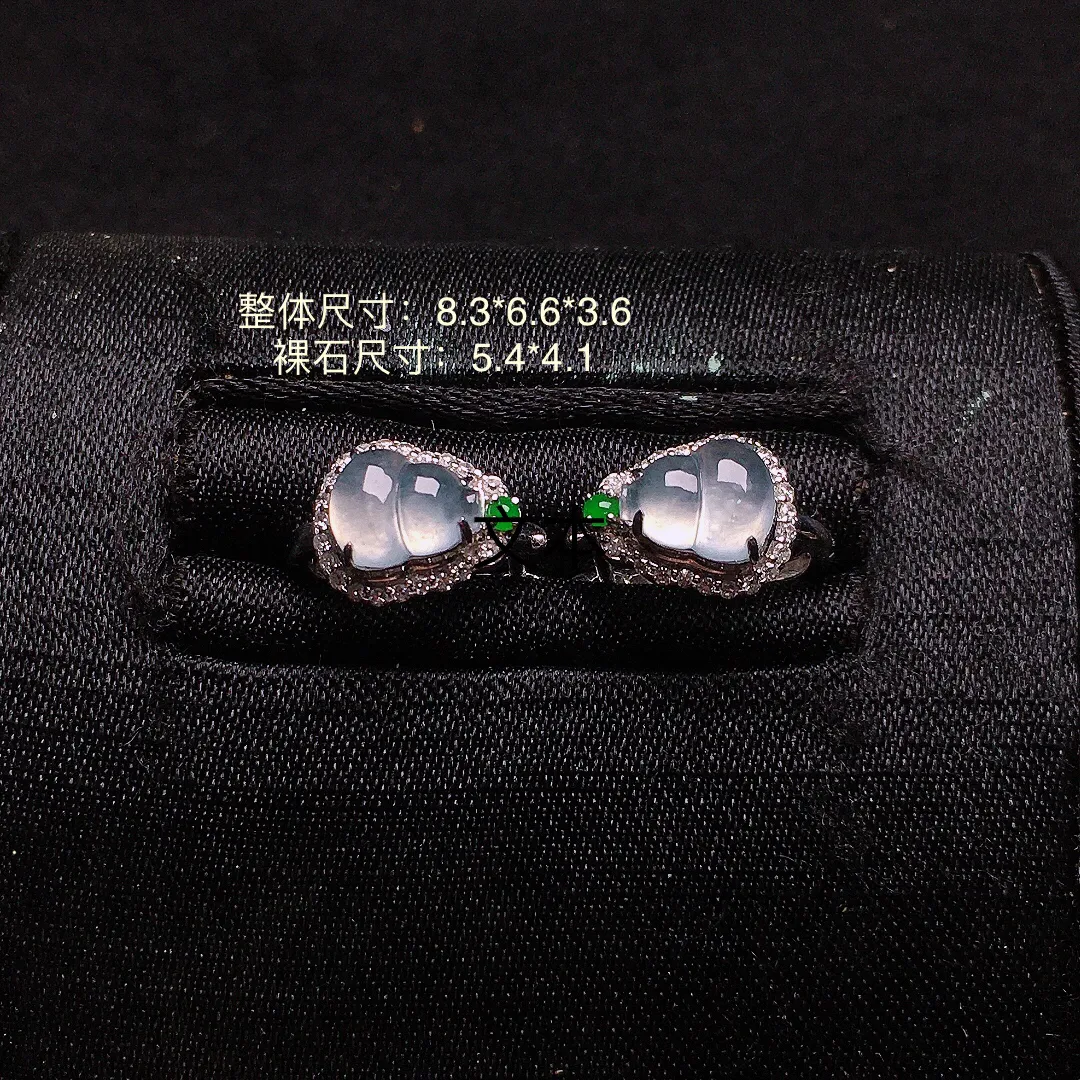 冰种葫芦耳钉，玉质细腻，荧光感超
强，饱满水润，气质满满。18k
金豪华镶嵌
