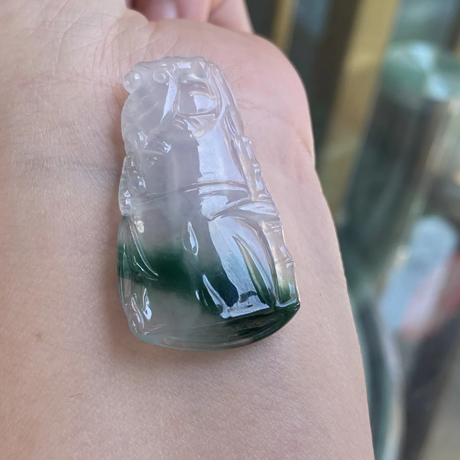 推荐【冰飘绿竹节】喜上眉梢，竹报喜事，节节高升，冰透起光，无纹裂，飘绿，雕刻栩栩如生，品相佳，性价比高～～