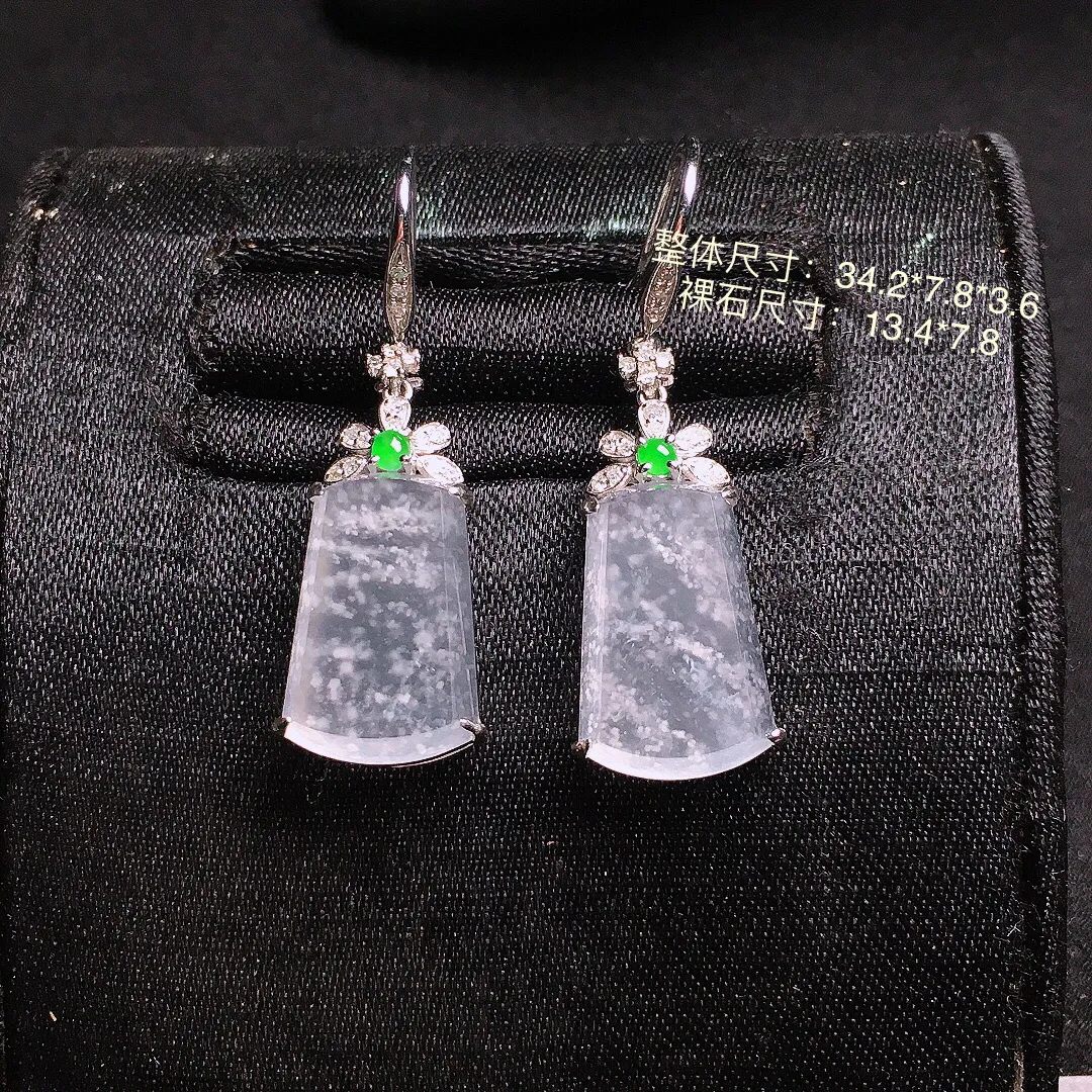 冰种无事牌耳坠，玉质细腻，荧光感超
强，饱满水润，气质满满。18k
金豪华镶嵌