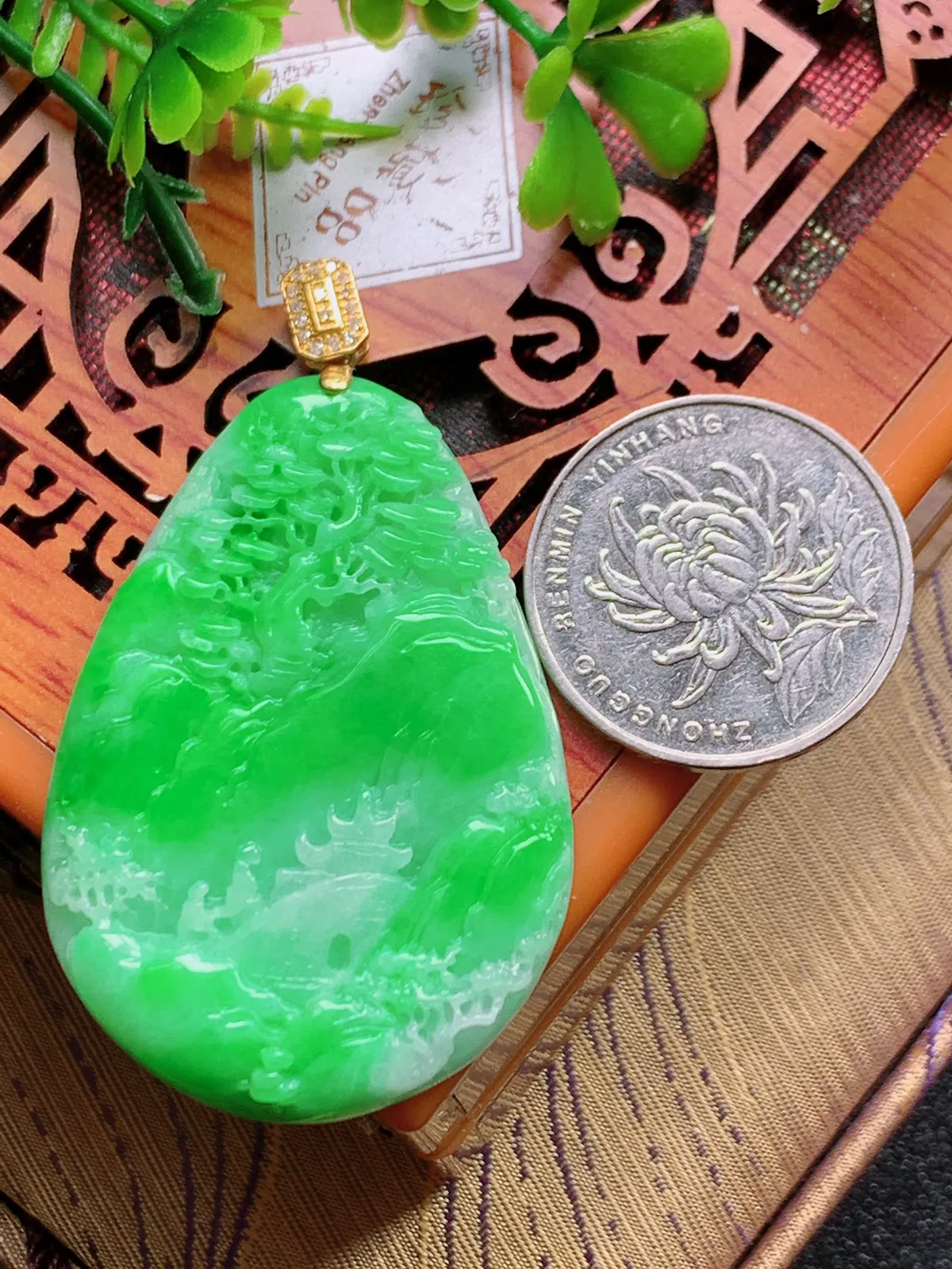 精品推荐，缅甸天然A货翡翠，18K金镶嵌飘阳绿山水牌吊坠，种水好，颜色鲜艳，玉质水润细腻，工艺精湛，佩戴效果更佳。