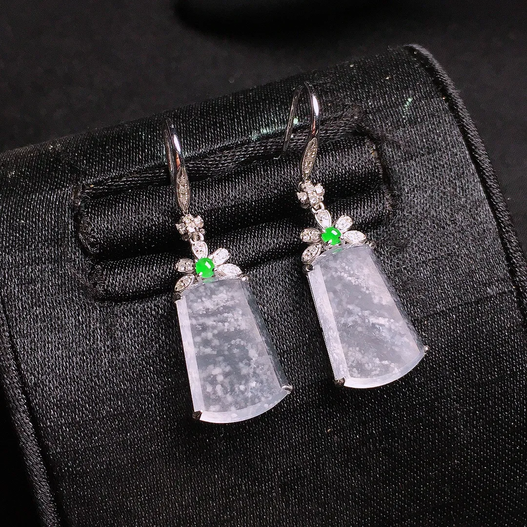 冰种无事牌耳坠，玉质细腻，荧光感超
强，饱满水润，气质满满。18k
金豪华镶嵌