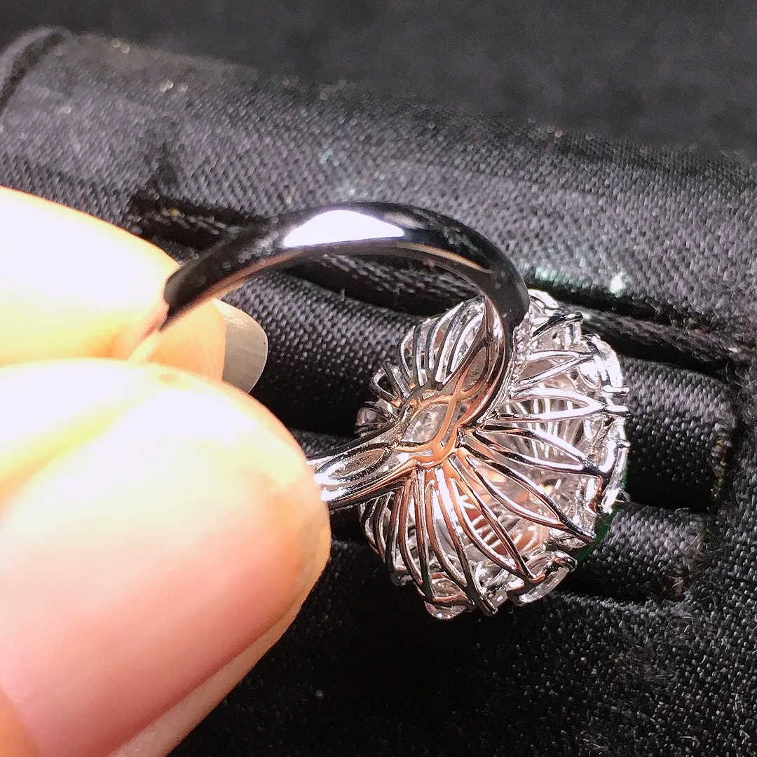 阳绿蛋面戒指，色泽均匀艳丽，玉质细腻，荧光感超
强，饱满水润，气质满满。18k
金豪华镶嵌