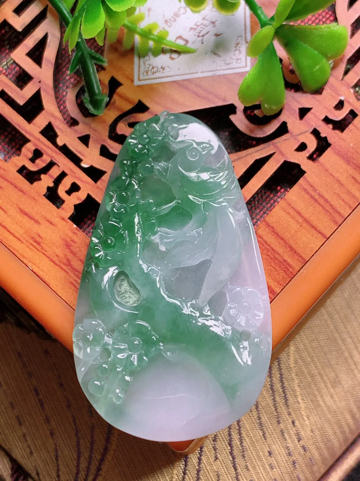 精品推荐，缅甸天然A货翡翠，冰种飘花喜上眉梢吊坠，种水好，颜色鲜艳，玉质水润细腻，工艺精湛，佩戴效果