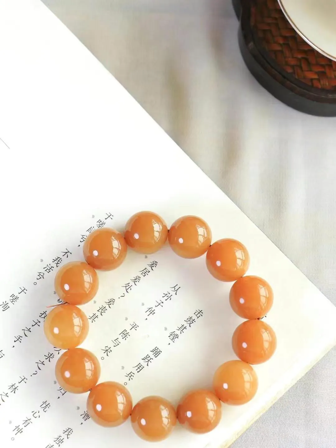 【福运绵延.手串】

货头精选 和田玉糖玉圆珠手串，承载着千年玉文化的深厚底蕴，寓意吉祥如意、福运绵长。每一颗珠子都经过精心打磨，圆润光滑，为您带来宁静与祥和。重78.5克  尺寸取一15.8mm  fDL-7950300