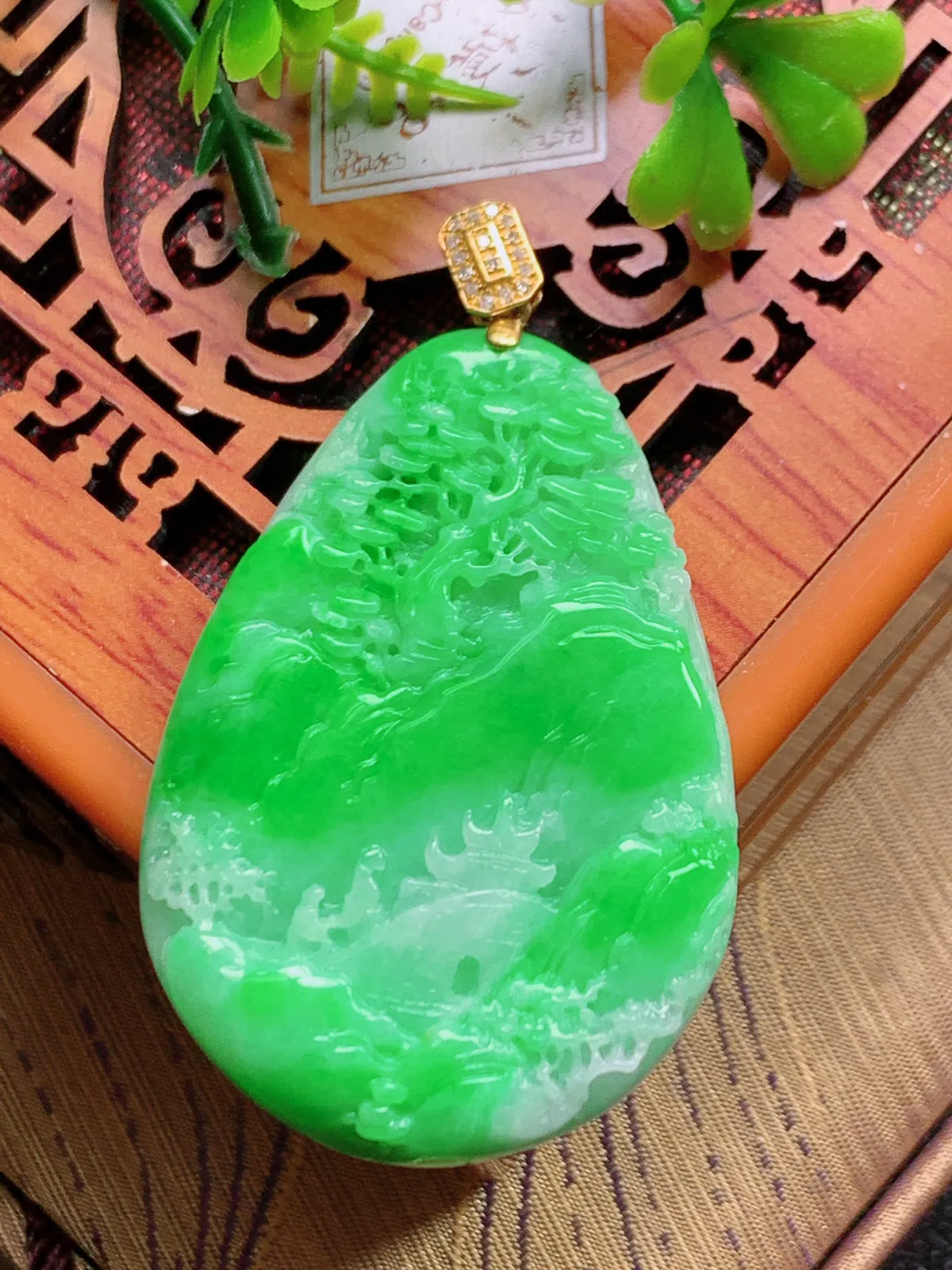 精品推荐，缅甸天然A货翡翠，18K金镶嵌飘阳绿山水牌吊坠，种水好，颜色鲜艳，玉质水润细腻，工艺精湛，佩戴效果更佳。