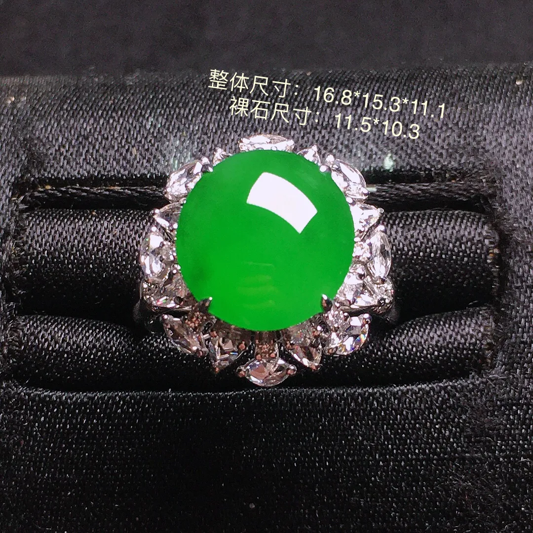 阳绿蛋面戒指，色泽均匀艳丽，玉质细腻，荧光感超
强，饱满水润，气质满满。18k
金豪华镶嵌
