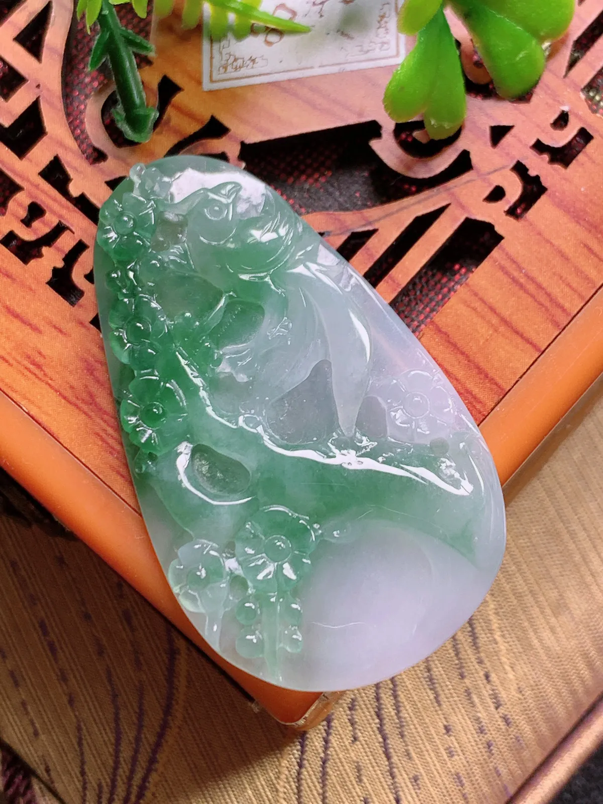 精品推荐，缅甸天然A货翡翠，冰种飘花喜上眉梢吊坠，种水好，颜色鲜艳，玉质水润细腻，工艺精湛，佩戴效果