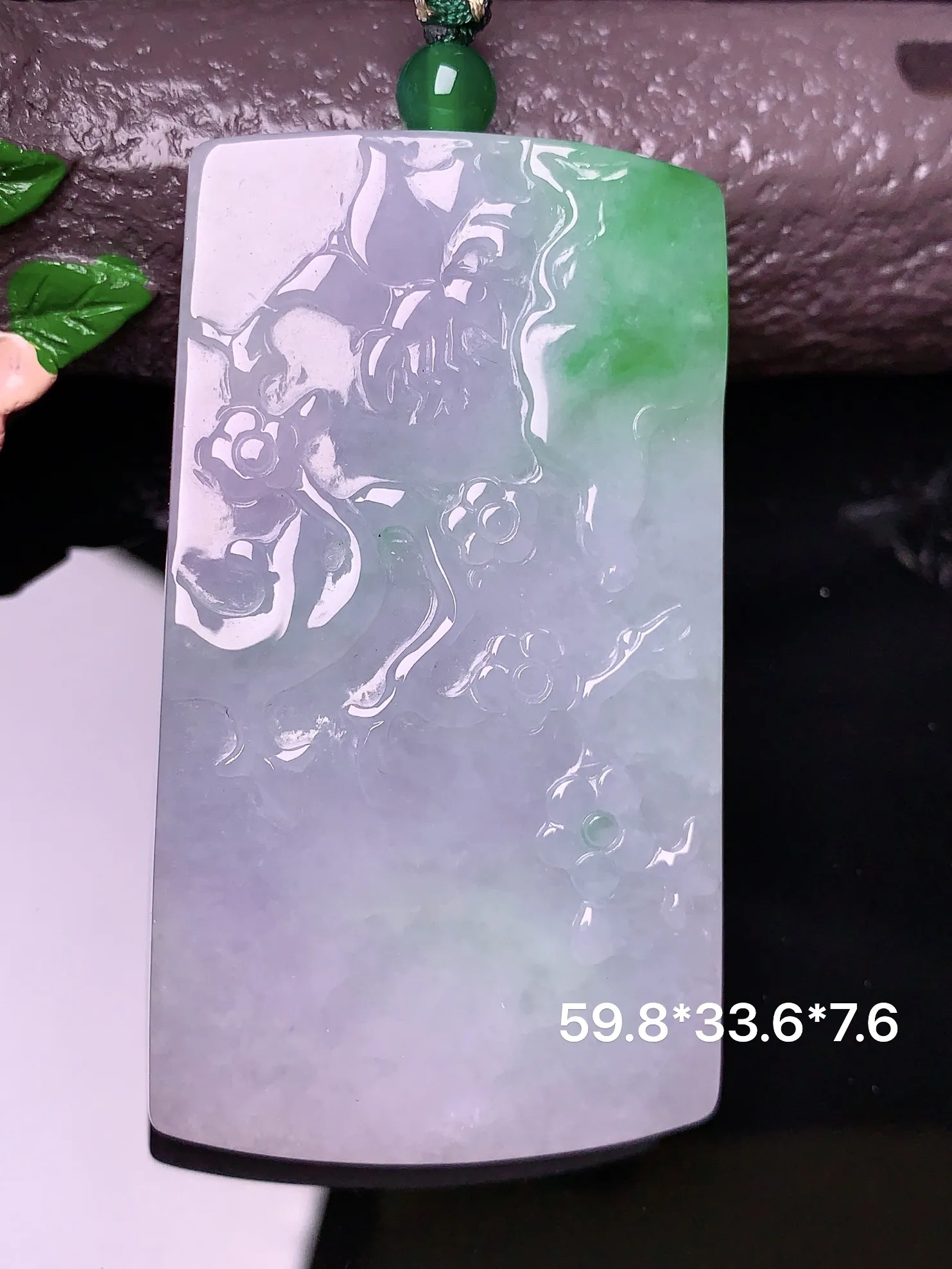 飘绿雕花牌吊坠 玉质细腻 色泽清新艳丽 整体尺寸59.8*33.6*7.6