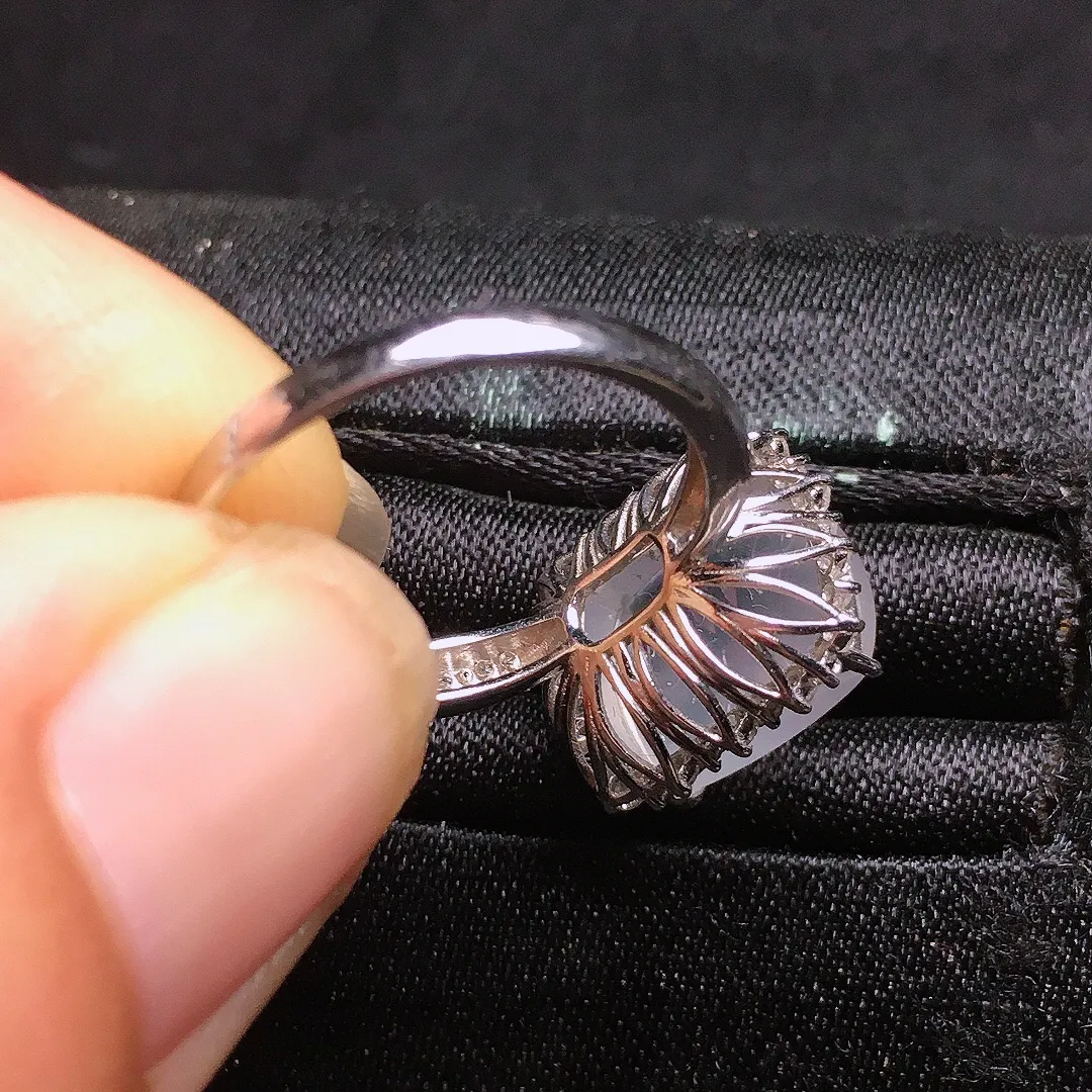 冰种马鞍戒指，玉质细腻，荧光感超
强，饱满水润，气质满满。18k
金豪华镶嵌