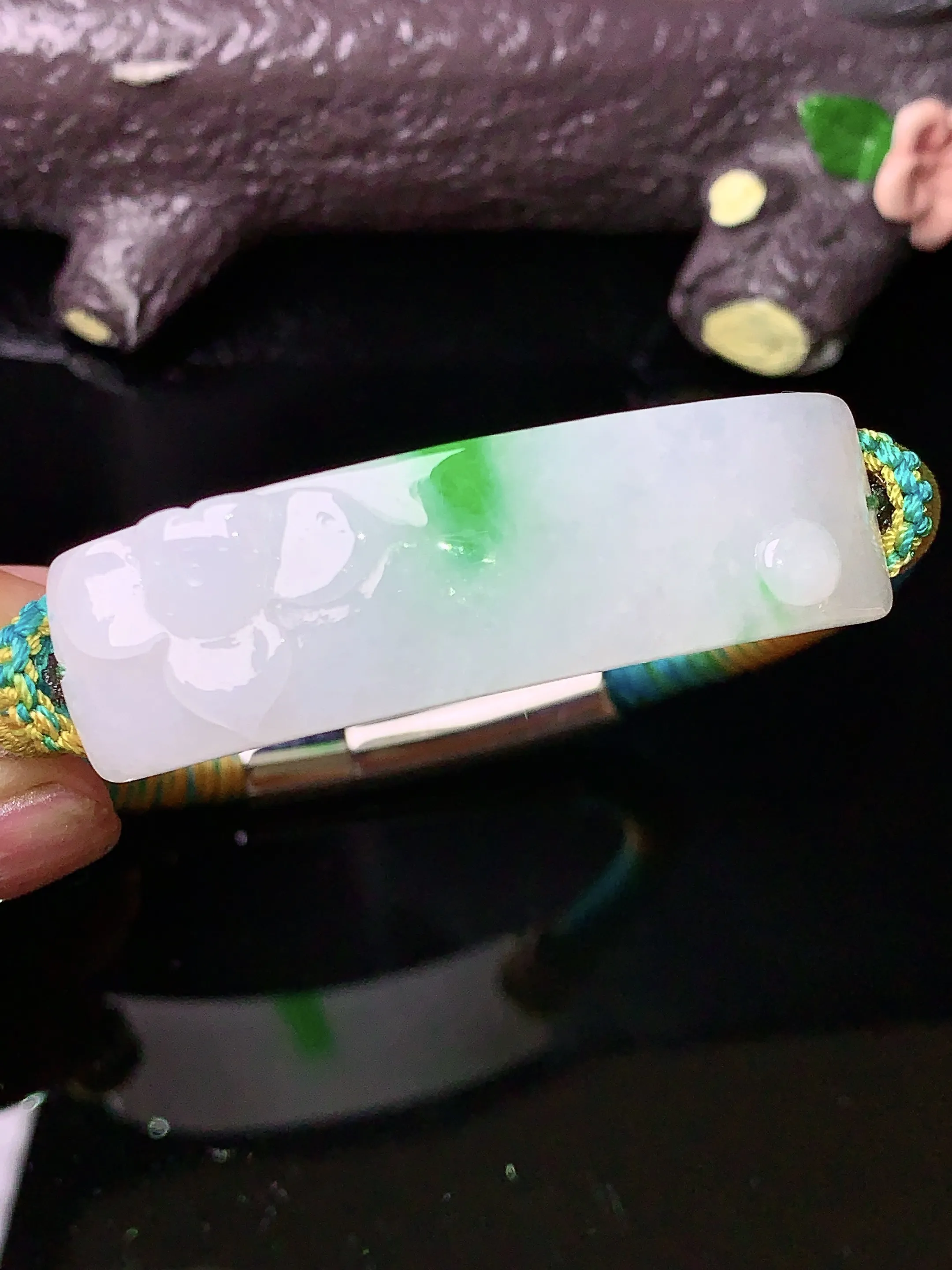 飘绿雕花弯条手链 玉质细腻 色泽清新艳丽 整体尺寸44.8*13*6.8