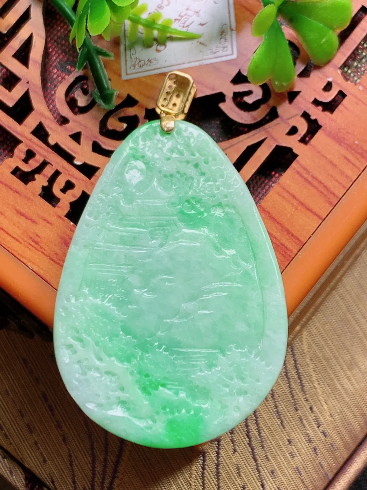 精品推荐，缅甸天然A货翡翠，18K金镶嵌飘阳绿山水牌吊坠，种水好，颜色鲜艳，玉质水润细腻，工艺精湛，佩戴效果更佳。