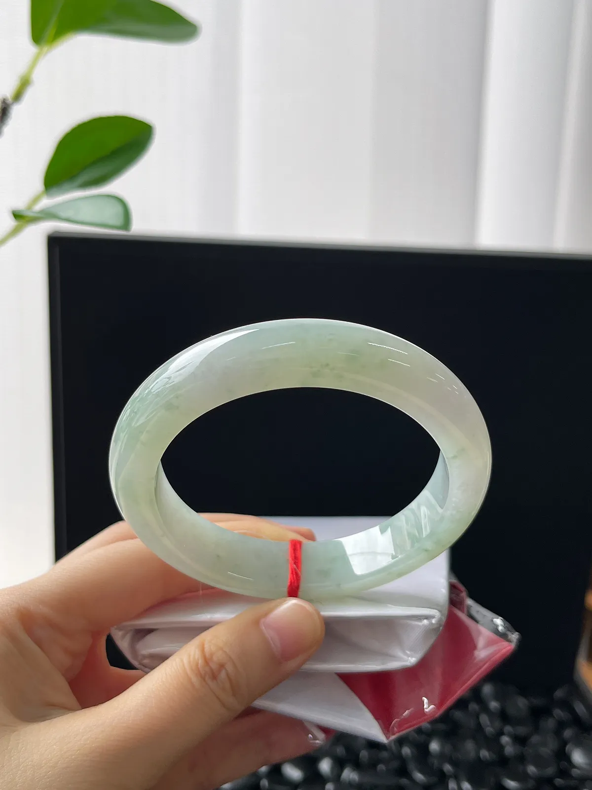 正圈57圈口，翡翠冰糯种淡绿色手镯