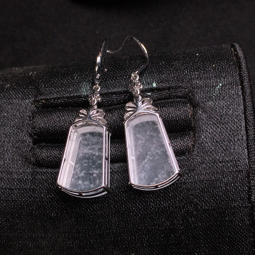 冰种无事牌耳坠，玉质细腻，荧光感超
强，饱满水润，气质满满。18k
金豪华镶嵌