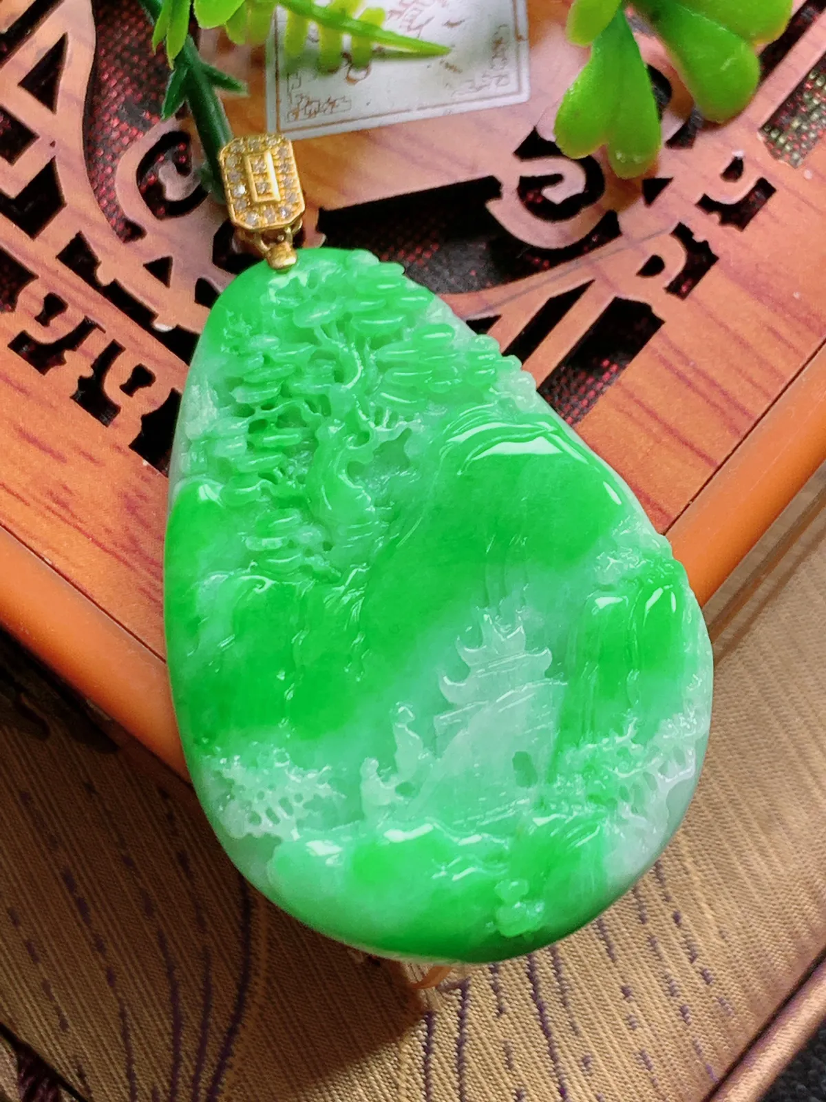 精品推荐，缅甸天然A货翡翠，18K金镶嵌飘阳绿山水牌吊坠，种水好，颜色鲜艳，玉质水润细腻，工艺精湛，