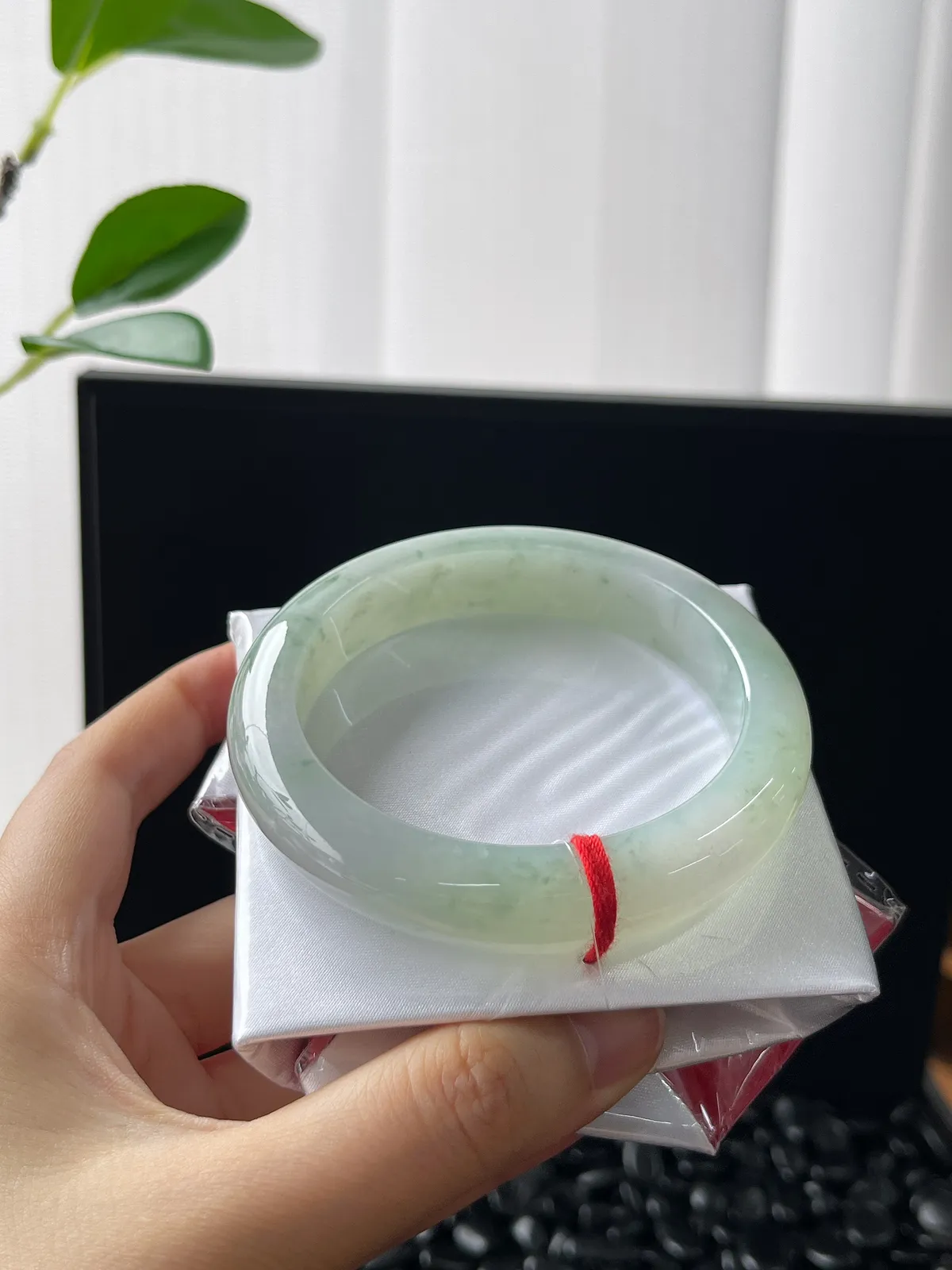 正圈57圈口，翡翠冰糯种淡绿色手镯