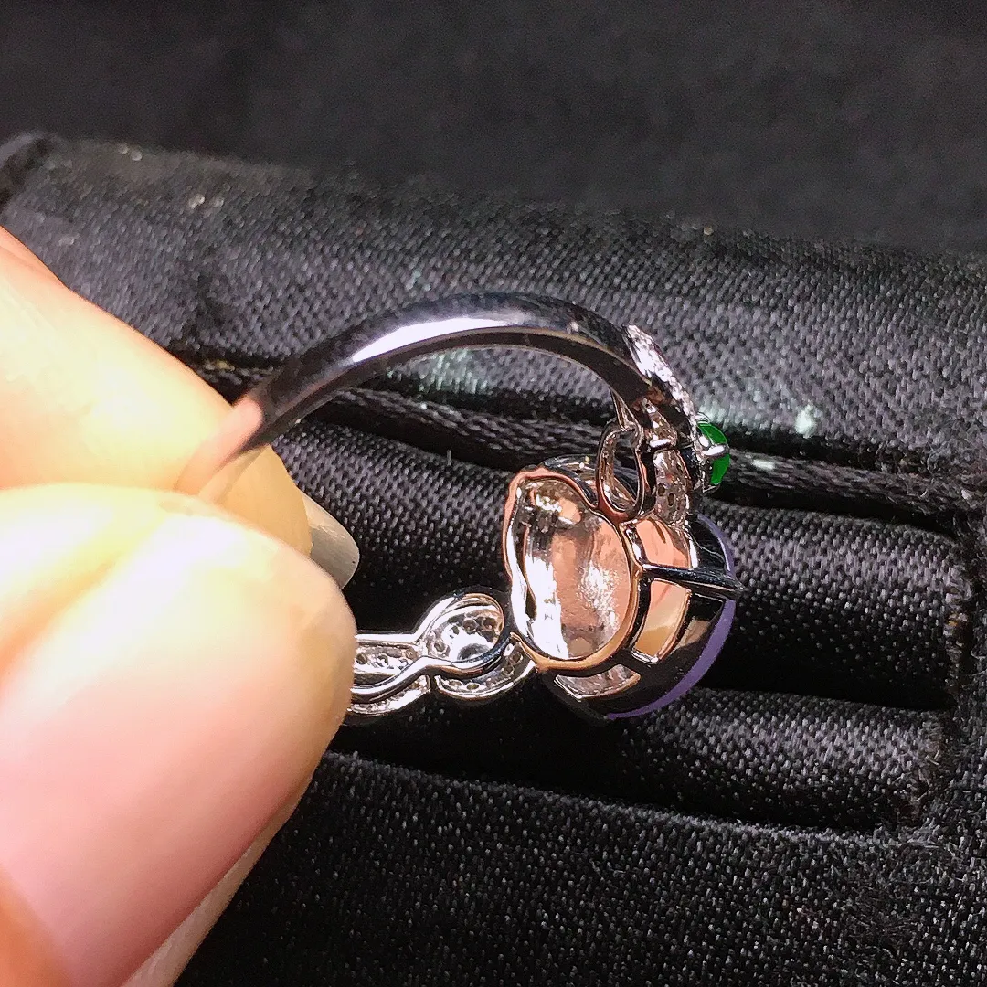 紫罗兰葫芦戒指，色泽均匀艳丽，玉质细腻，荧光感超
强，饱满水润，气质满满。18k
金豪华镶嵌