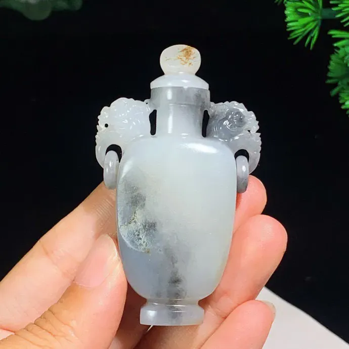 新疆籽料青花双龙守护鼻烟壶把件。 尺寸69/41/18重54克 白度一级。玉质细腻油润。手推出油。品相大气 lt250504