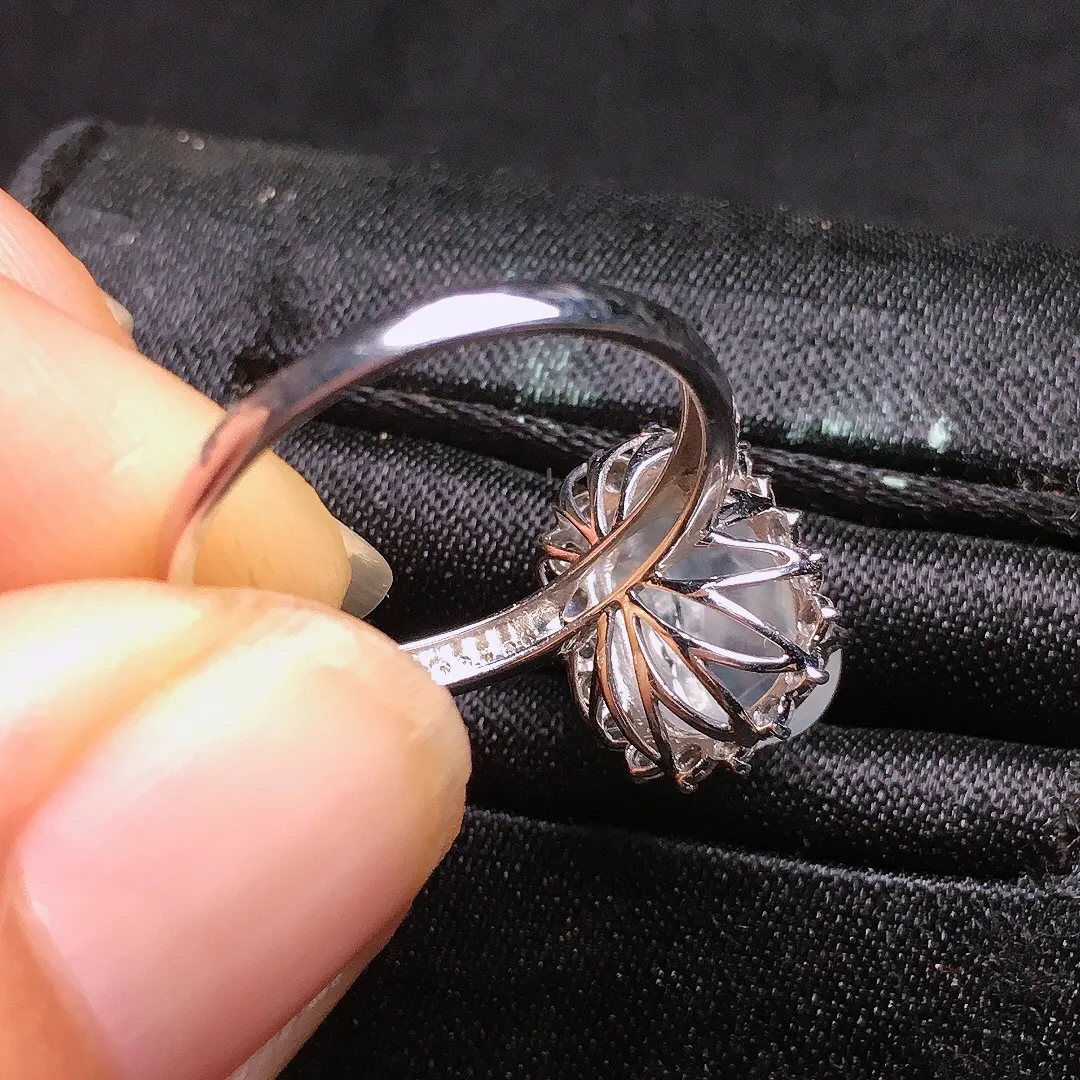 冰种貔貅戒指，玉质细腻，荧光感超
强，饱满水润，气质满满。18k
金豪华镶嵌