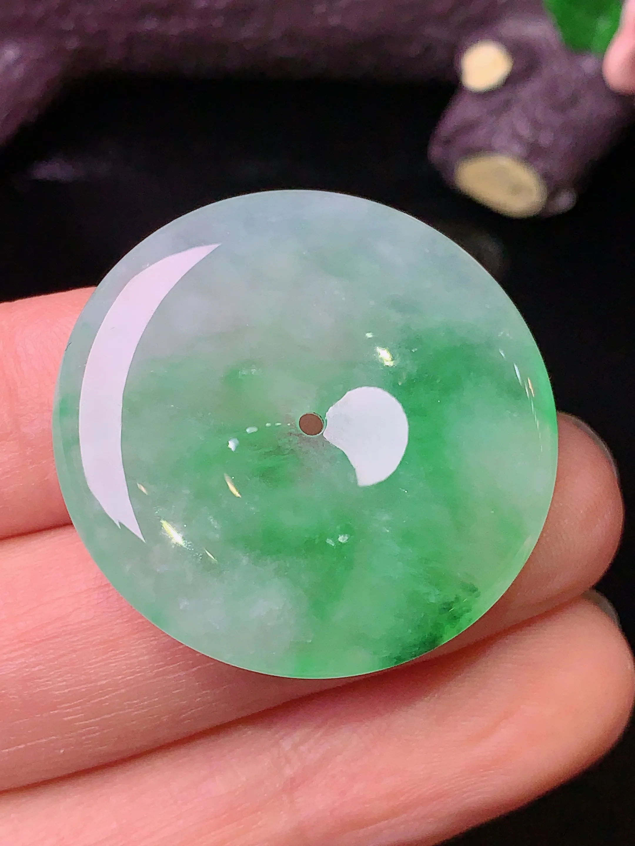 飘绿平安扣吊坠 玉质细腻 色泽清新艳丽 整体尺寸30*5.3