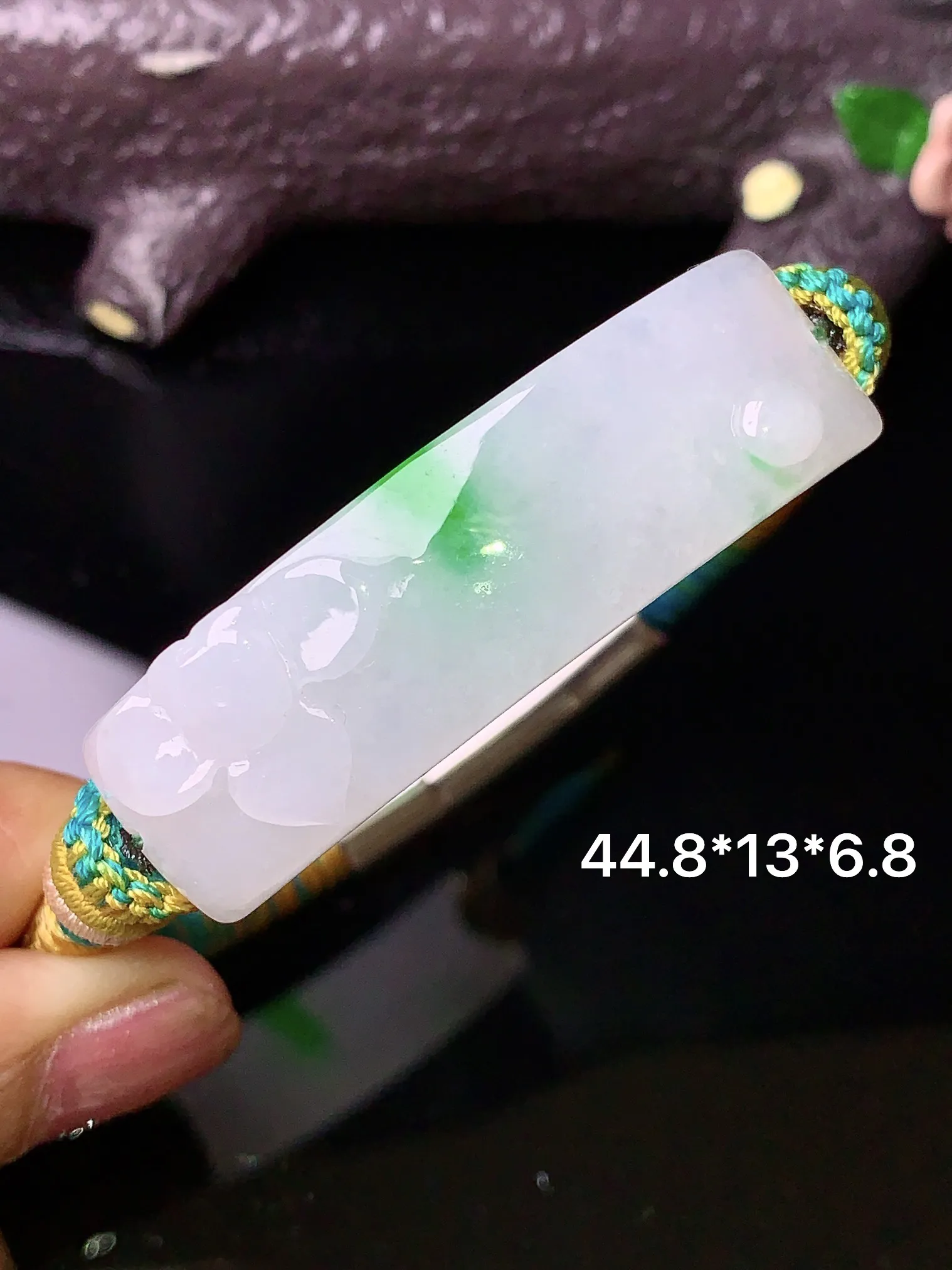 飘绿雕花弯条手链 玉质细腻 色泽清新艳丽 整体尺寸44.8*13*6.8