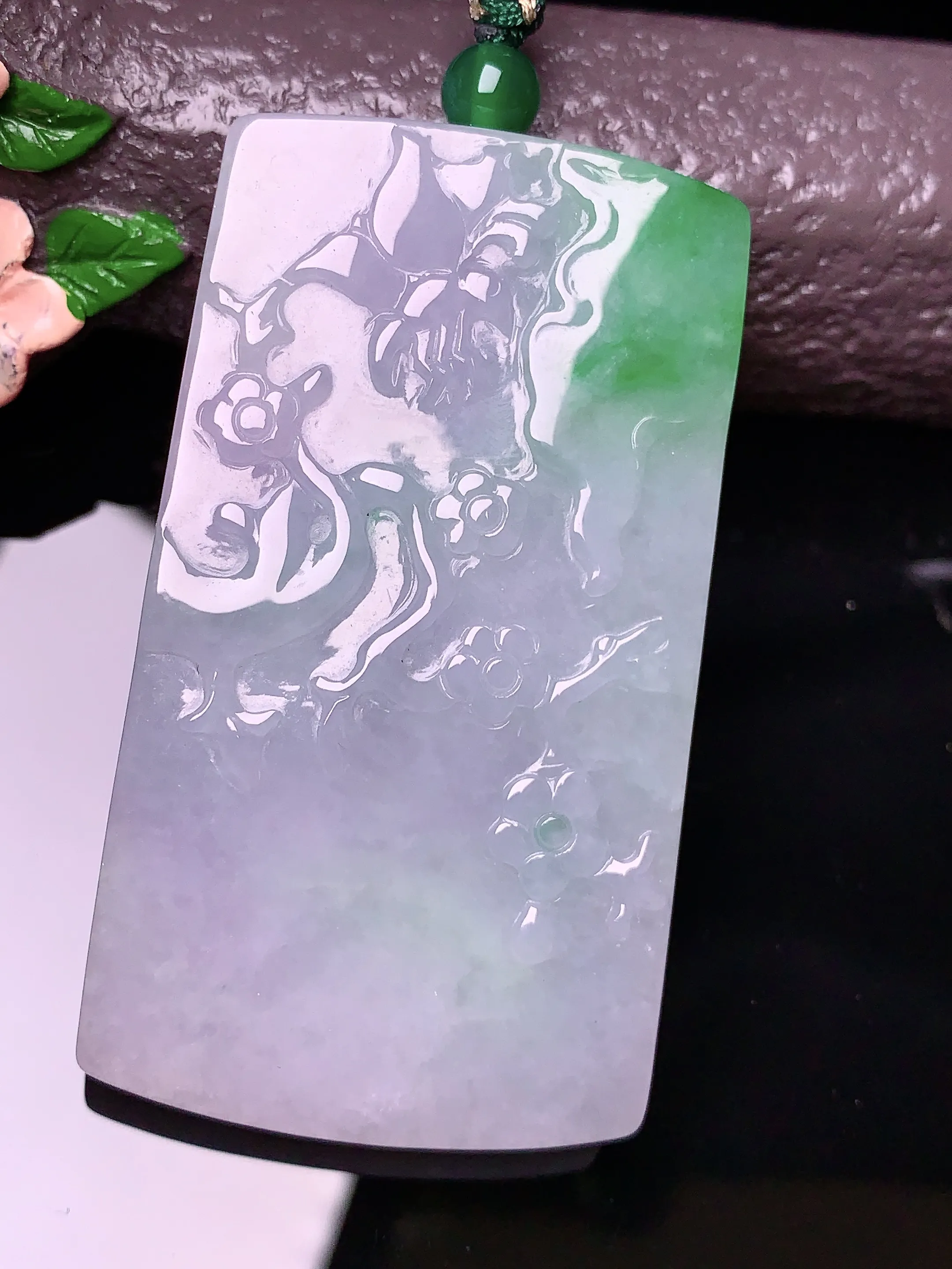 飘绿雕花牌吊坠 玉质细腻 色泽清新艳丽 整体尺寸59.8*33.6*7.6