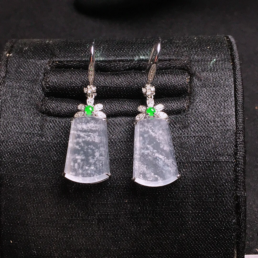 冰种无事牌耳坠，玉质细腻，荧光感超
强，饱满水润，气质满满。18k
金豪华镶嵌