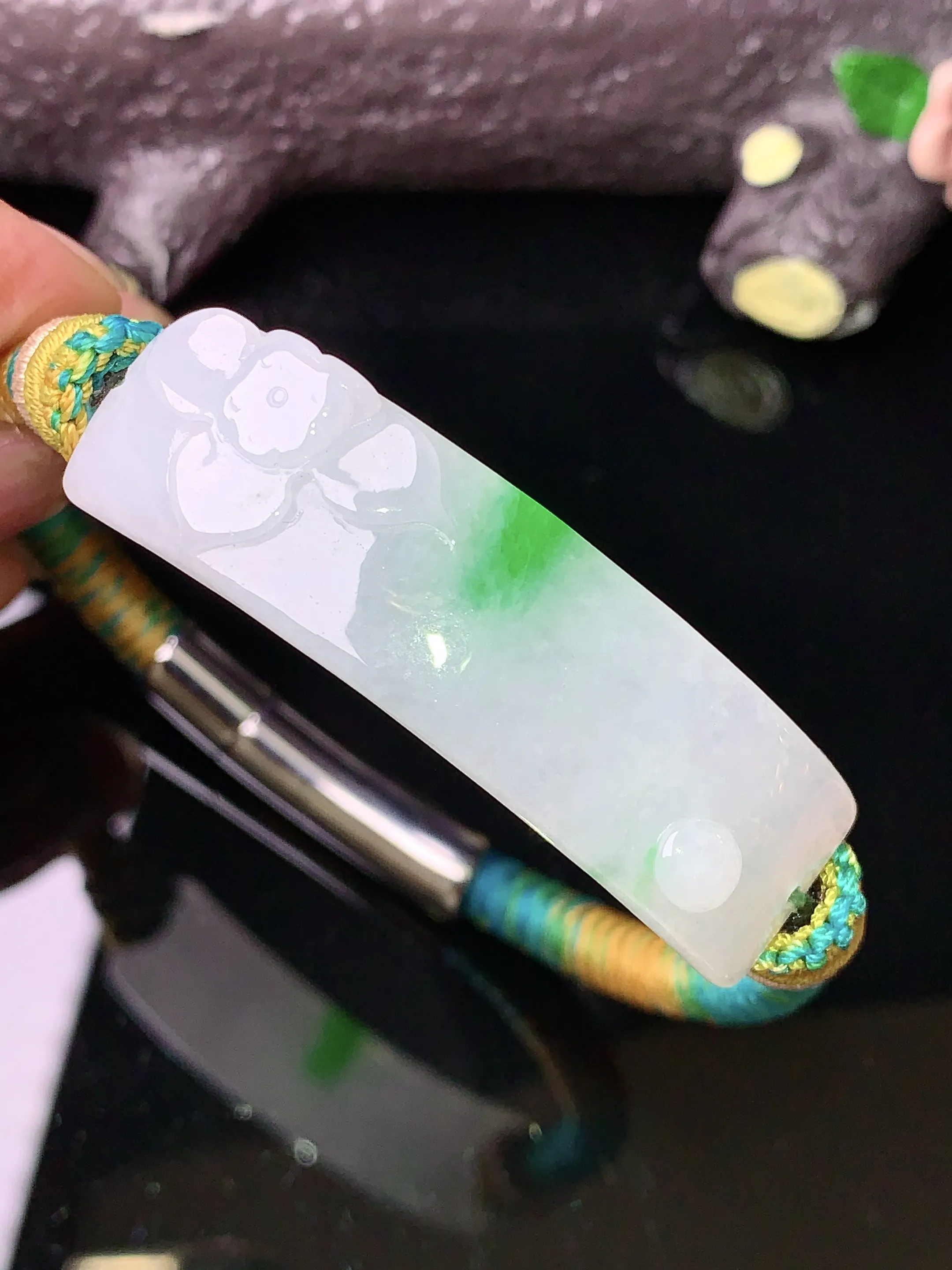 飘绿雕花弯条手链 玉质细腻 色泽清新艳丽 整体尺寸44.8*13*6.8