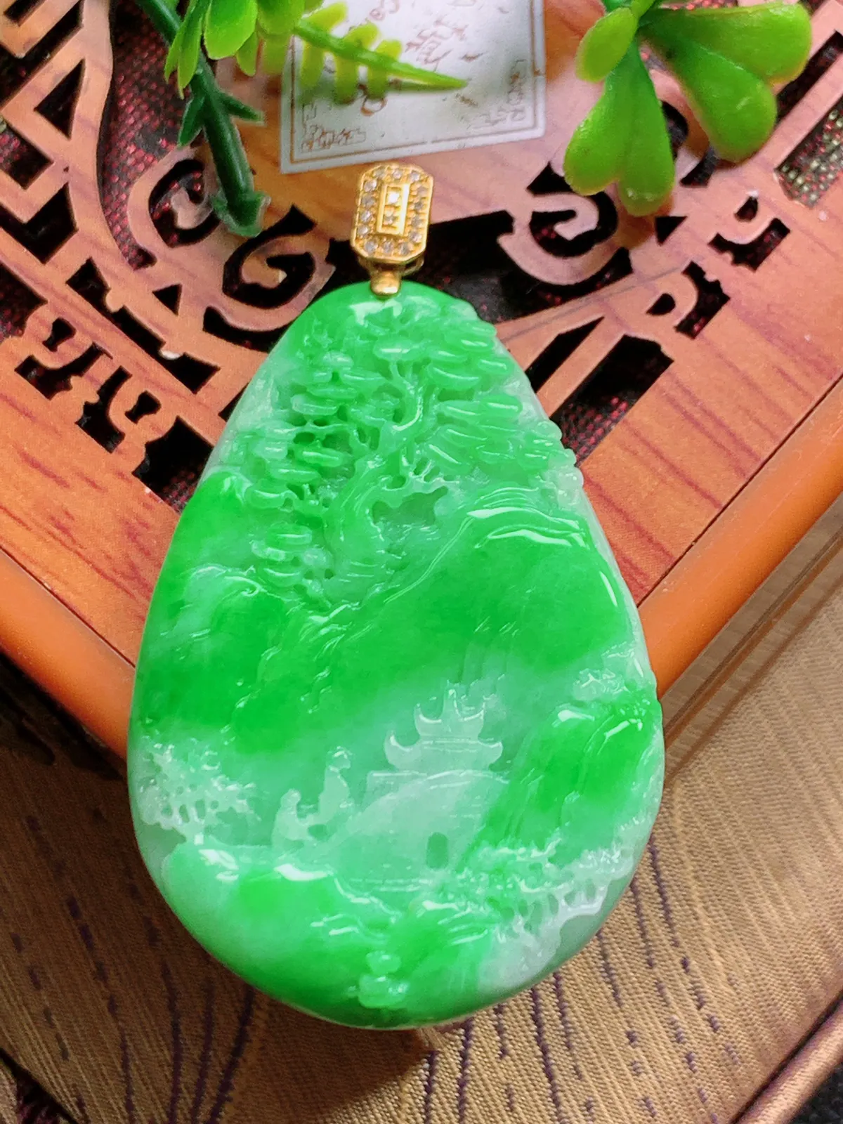 精品推荐，缅甸天然A货翡翠，18K金镶嵌飘阳绿山水牌吊坠，种水好，颜色鲜艳，玉质水润细腻，工艺精湛，佩戴效果更佳。
