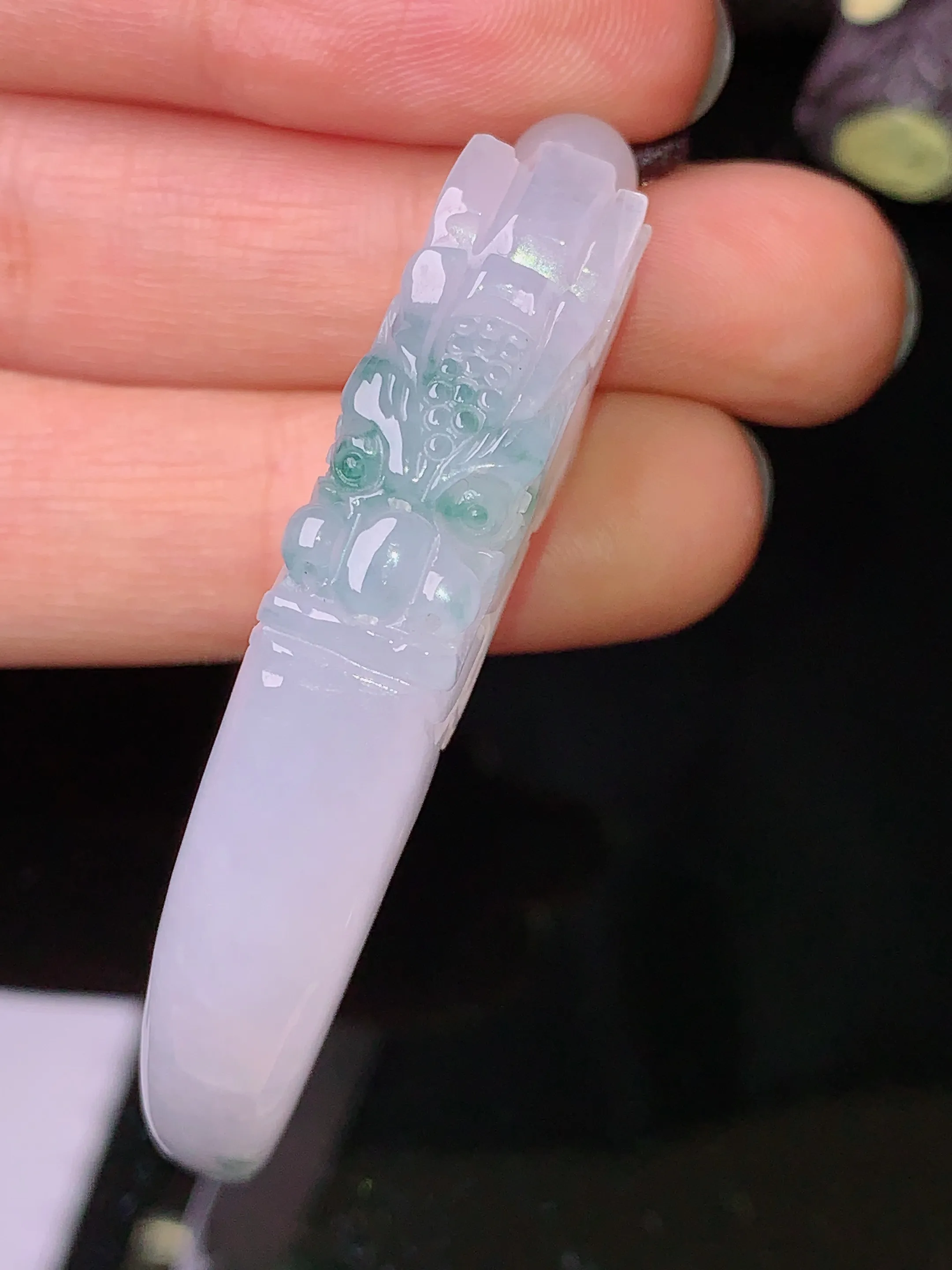 飘绿龙头月牙吊坠 玉质细腻 色泽清新艳丽 整体尺寸54.8*16.3*8.8