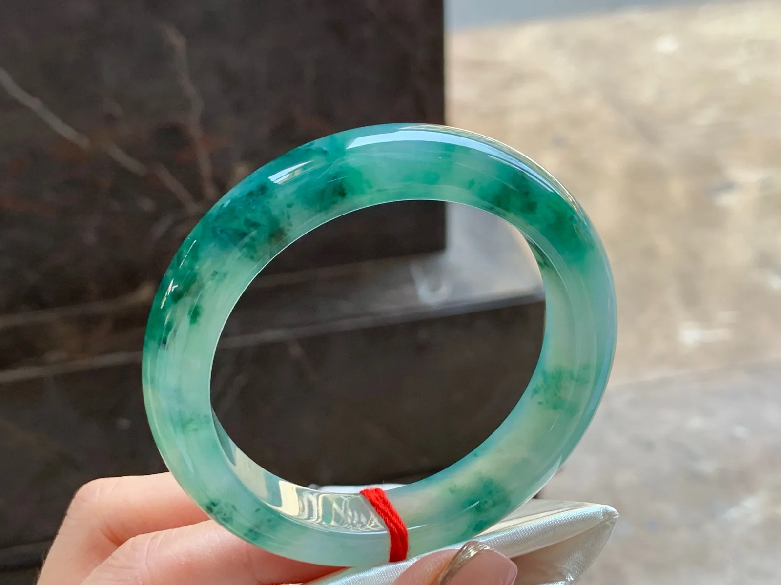 冰飘花手镯
水润56.4/12.6/9.3mm