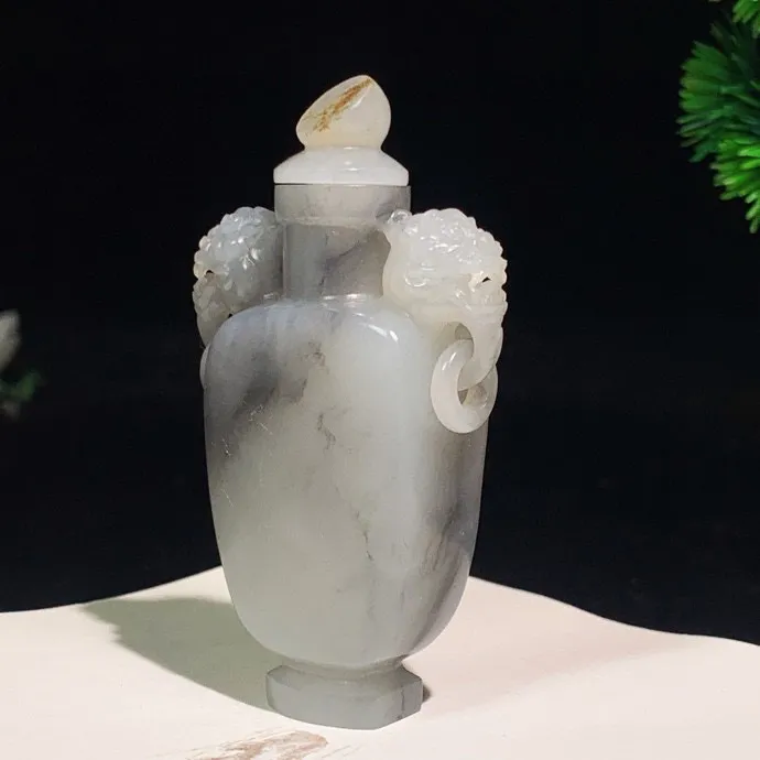新疆籽料青花双龙守护鼻烟壶把件。 尺寸69/41/18重54克 白度一级。玉质细腻油润。手推出油。品相大气 lt250504