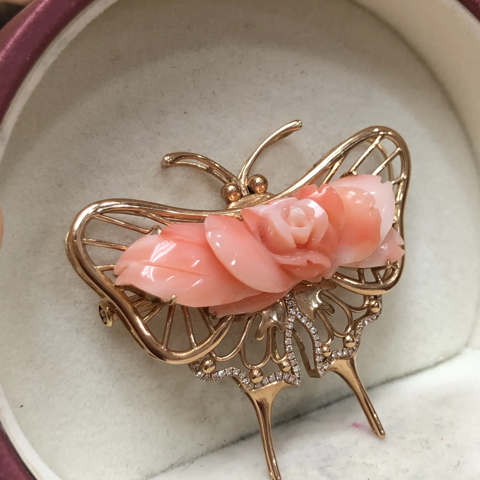 【天然莫莫红珊瑚大蝴蝶胸针、吊坠两用款】天然无添加无优化，台湾产地，莫莫材料，大块整料雕刻，18K真金钻石设计蝴蝶造型！裸石尺寸36.3*11.7*10mm，整体尺寸44.7*40.2*14.1mm，重量9.46克。上身效果，美丽大气上档次！此款️用多种方式佩戴！