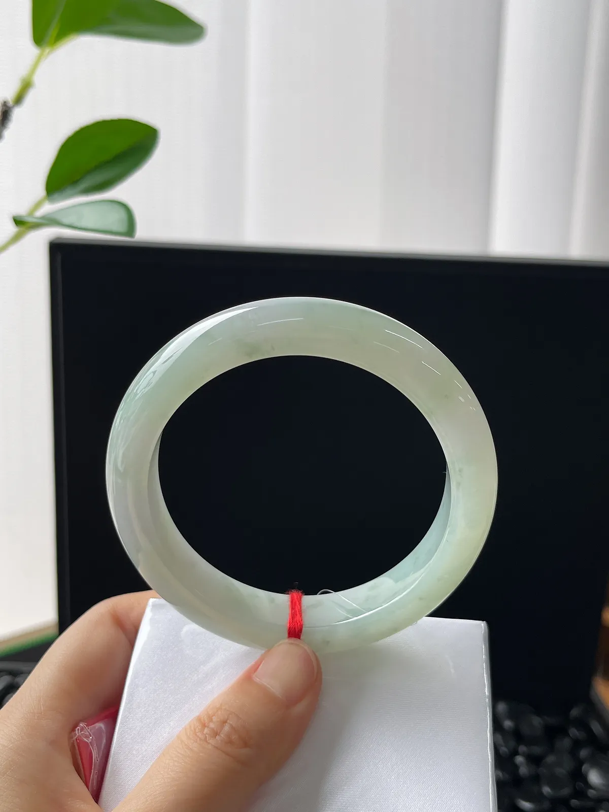 正圈57圈口，翡翠冰糯种淡绿色手镯
