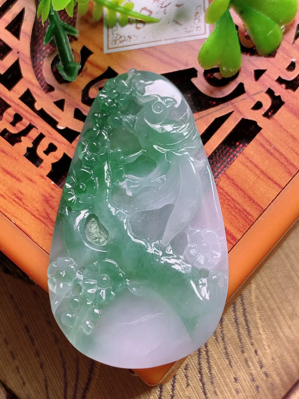 精品推荐，缅甸天然A货翡翠，冰种飘花喜上眉梢吊坠，种水好，颜色鲜艳，玉质水润细腻，工艺精湛，佩戴效果更佳。