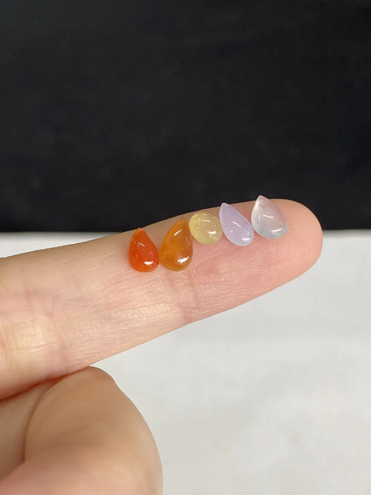 翡翠蛋面，褐红色颜色成因未定