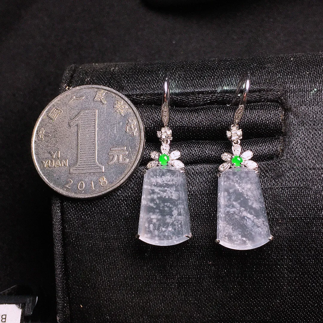 冰种无事牌耳坠，玉质细腻，荧光感超
强，饱满水润，气质满满。18k
金豪华镶嵌