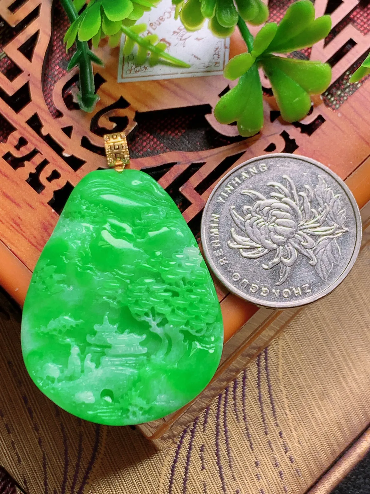 精品推荐，缅甸天然A货翡翠，18K金镶嵌飘阳绿山水牌吊坠，种水好，颜色鲜艳，玉质水润细腻，工艺精湛，佩戴效果更佳。