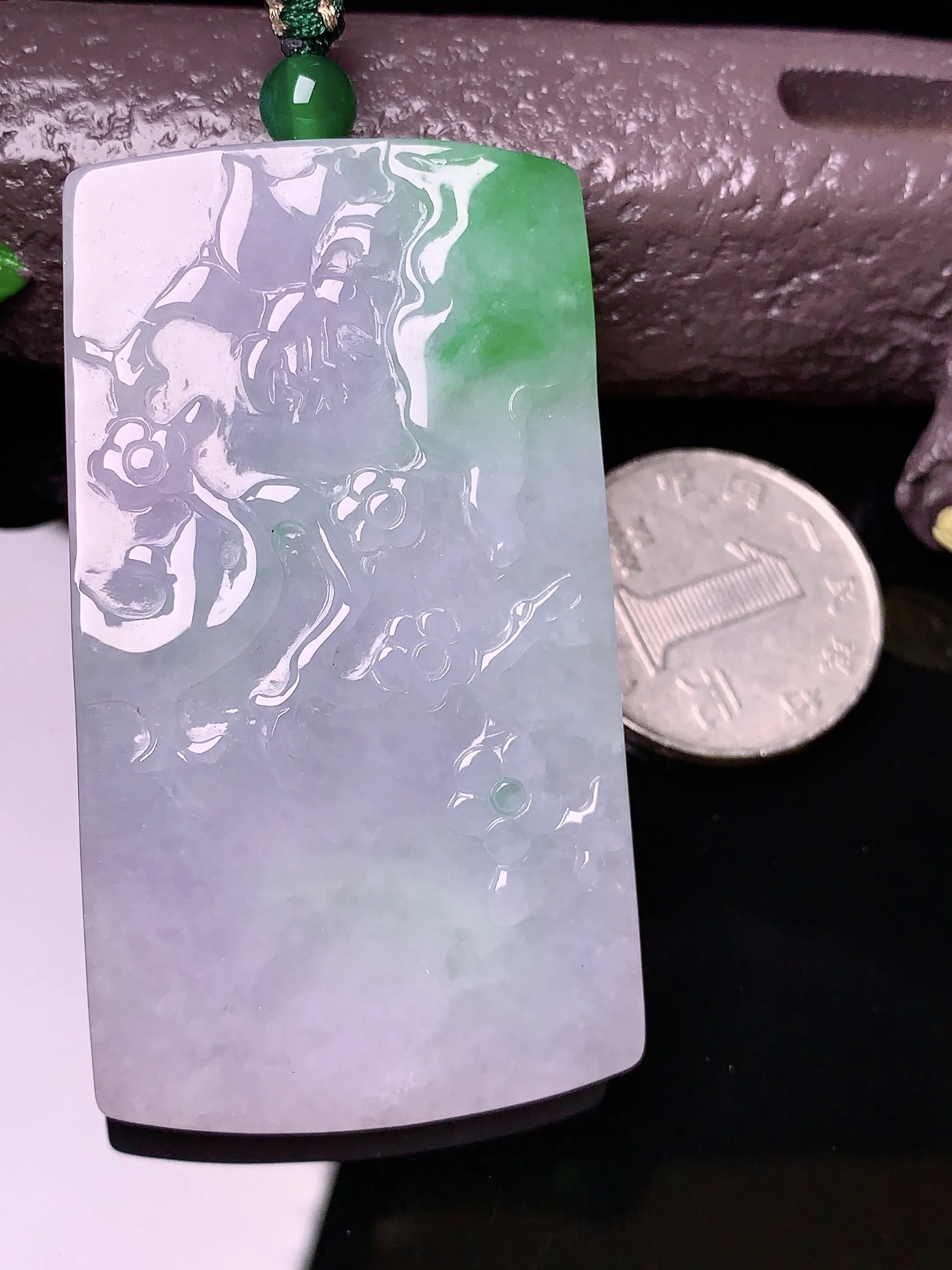 飘绿雕花牌吊坠 玉质细腻 色泽清新艳丽 整体尺寸59.8*33.6*7.6