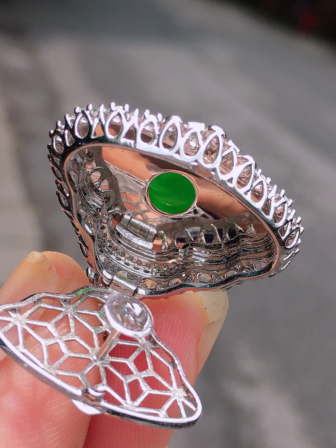 阳绿佛公吊坠，色泽均匀艳丽，玉质细腻，荧光感超
强，饱满水润，气质满满。18k
金豪华镶嵌