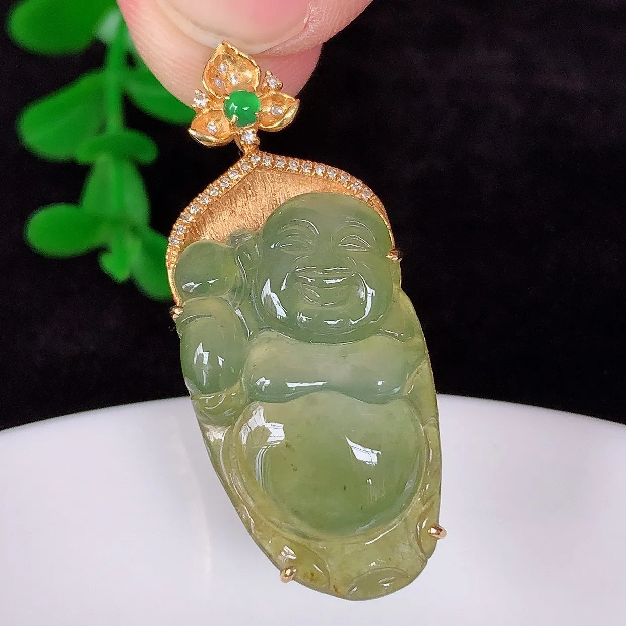 自然光实拍，18K金镶嵌冰种黄翡翡翠冰胶逍遥布袋佛吊坠，代代有钱，水足丰盈，盈满欢喜，配戴送礼佳品！