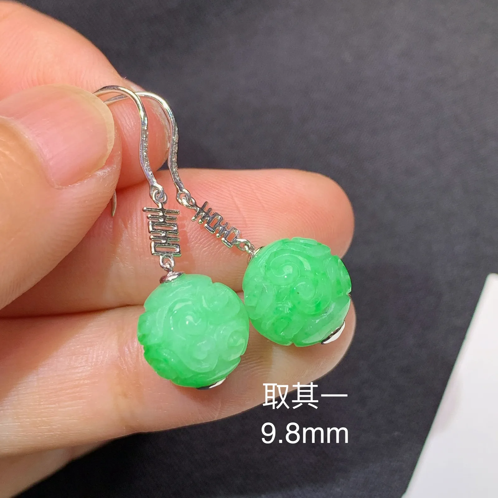 果绿雕花圆珠耳坠，18k金镶嵌，简约时尚，冰润色甜，种水足 直径9.8