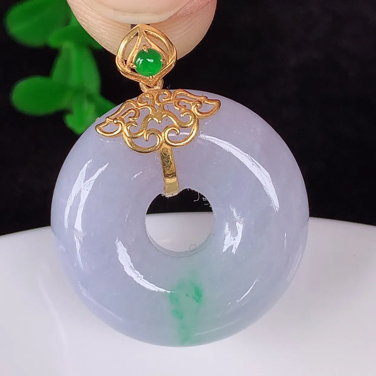 自然光实拍，18K金镶嵌水润冰糯种紫底飘花翡翠平安扣吊坠，翡翠平安扣，冰润光泽，寓意平平安安，平安扣佩戴时尚漂亮！#72.6整体29.5*23.5*9.8裸石23.5*23.5