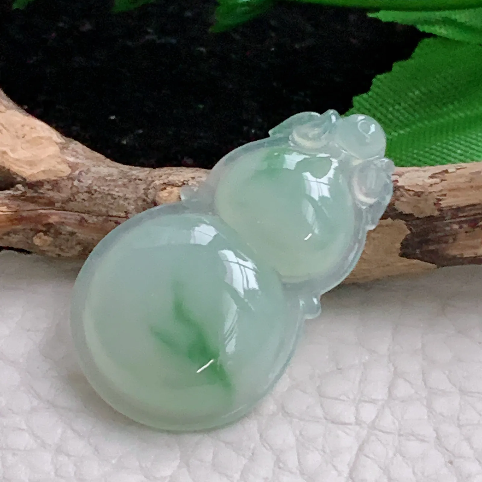 xqa实拍 36.5*21.3*6缅甸翡翠A货胶感水润飘绿立体葫芦 玉葫芦玉吊坠 玉挂件